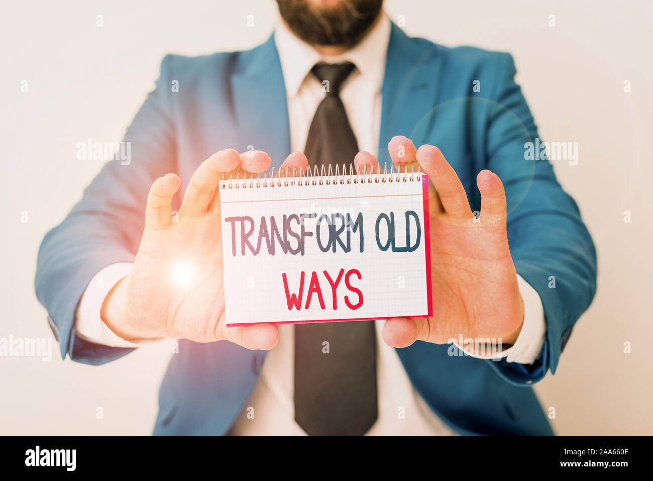 L'écriture de texte Word transformer les vieilles manières. Photo d'affaires mettant en valeur le remplacer par de nouvelles méthodes alternatives nouvelle solution l'homme est titulaire d'une copie papier vide Banque D'Images