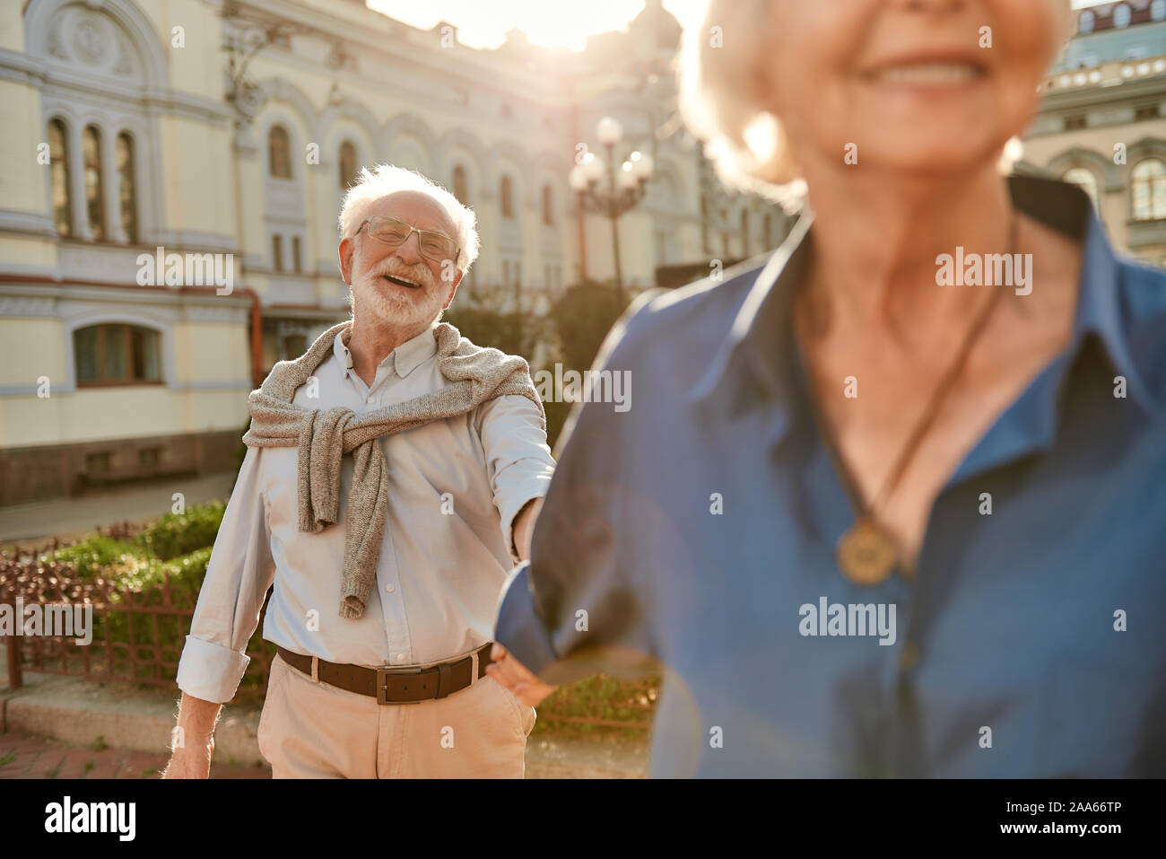 Le temps n'importe pas l'amour est pour toujours.belle et heureuse elderly couple holding hands and smiling tout en passant du temps ensemble à l'extérieur. La famille. L'amour c Banque D'Images