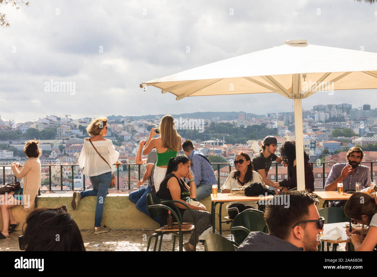 Lisbonne, Portugal - Juillet 24th, 2018 : les touristes au kiosque cafe dans Le Miradouro da Graça regardez la présentation de Lisbonne. Banque D'Images