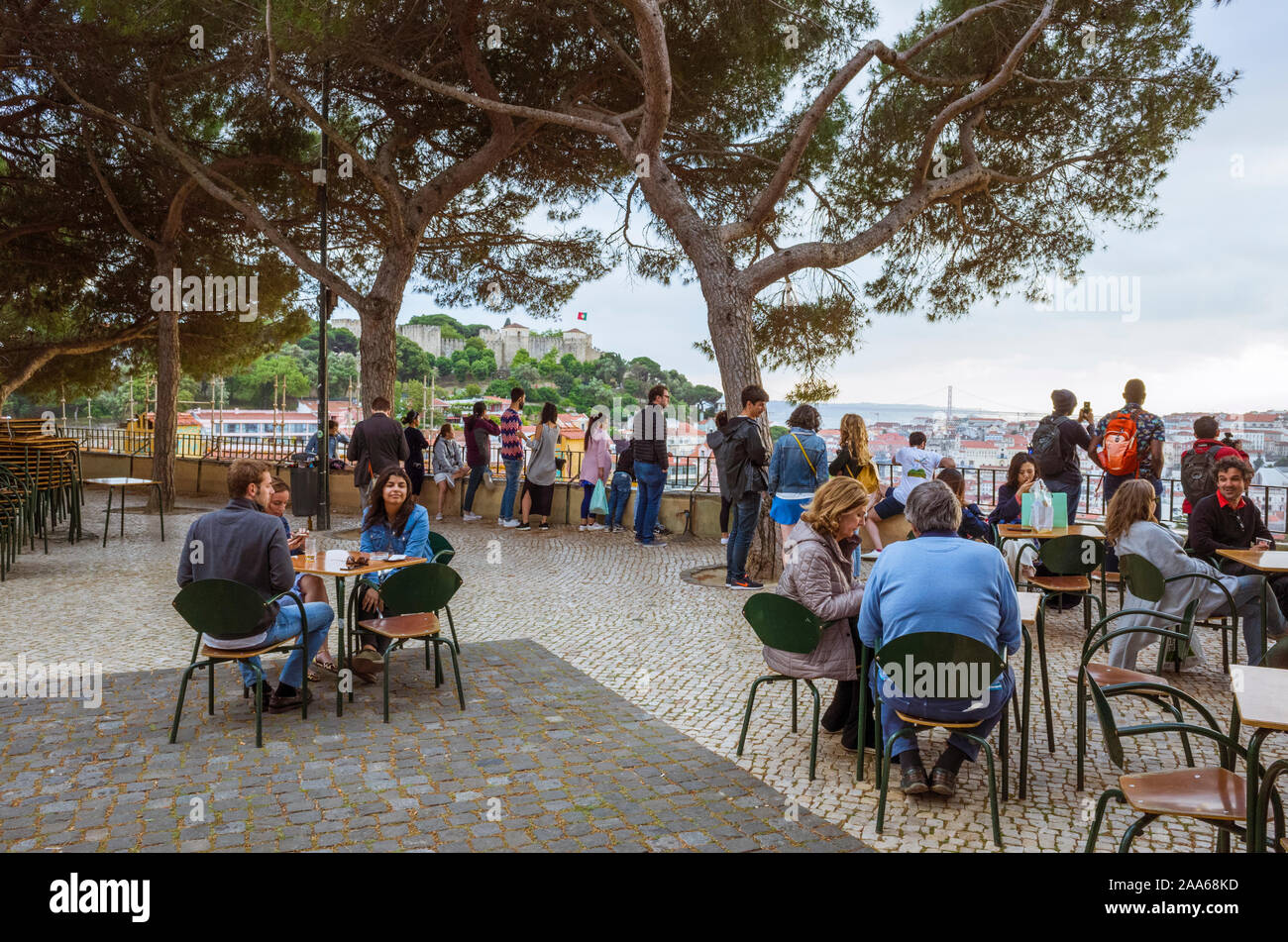 Lisbonne, Portugal - mai, 27th, 2018 : les touristes au kiosque cafe dans Le Miradouro da Graça regardez la présentation de Lisbonne. Banque D'Images