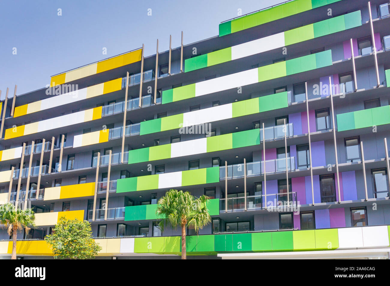Gold Coast Australie - le 19 novembre 2019 ; l'extérieur de l'appartement vert et jaune et de blocs de construction commerciale tourné à partir de la rue en dessous lookin Banque D'Images