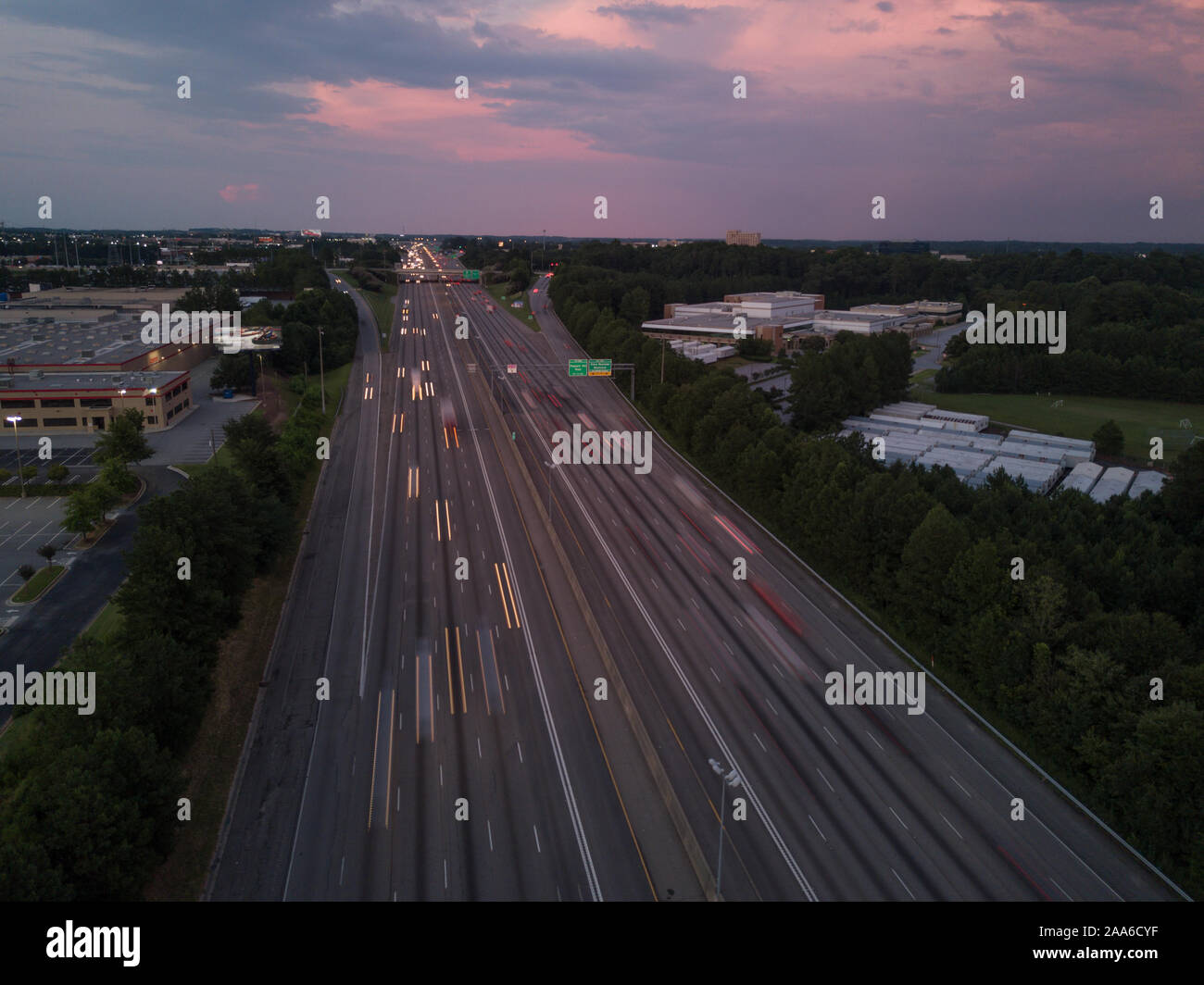 Trafic du soir au crépuscule sur la I-85 à Atlanta. Banque D'Images