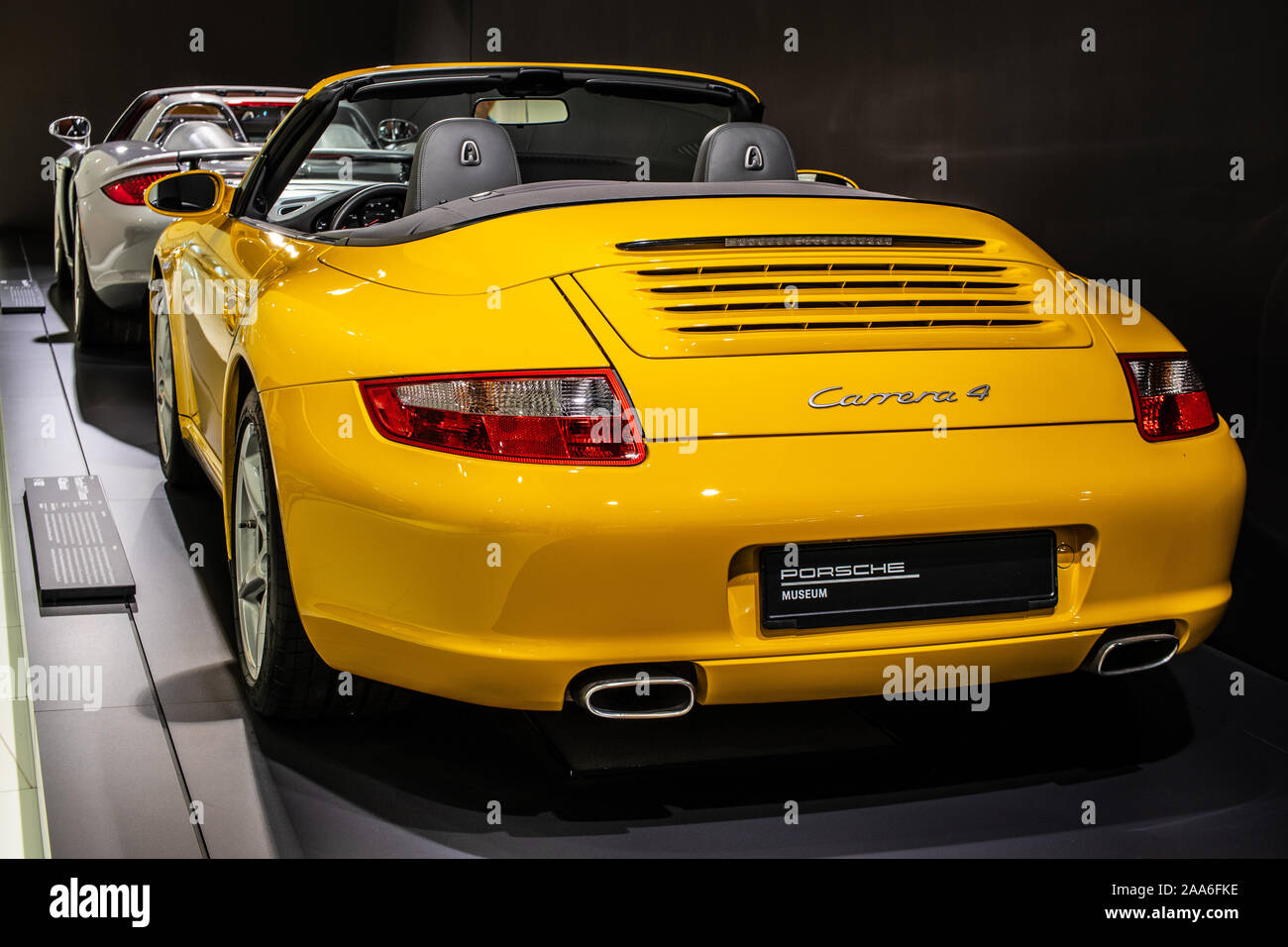 Stuttgart, Allemagne, nov 2019 yellow Porsche 911 Carrera 4 Cabriolet 2005, Stuttgart Musée Porsche, 997 série, sixième génération, faite par Porsche Banque D'Images