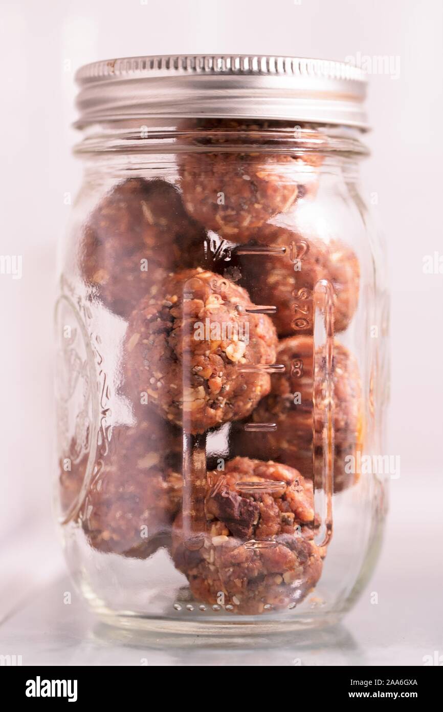 Vegan des boules d'énergie dans un pot Mason. Banque D'Images