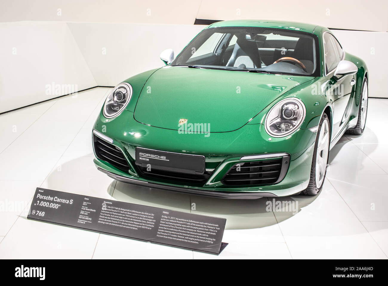 Stuttgart, Allemagne, nov 2019 vert irlandais Porsche 911 Carrera S 2017, Stuttgart Musée Porsche, 991 Series, 7ème génération, supercar construite par Porsche Banque D'Images