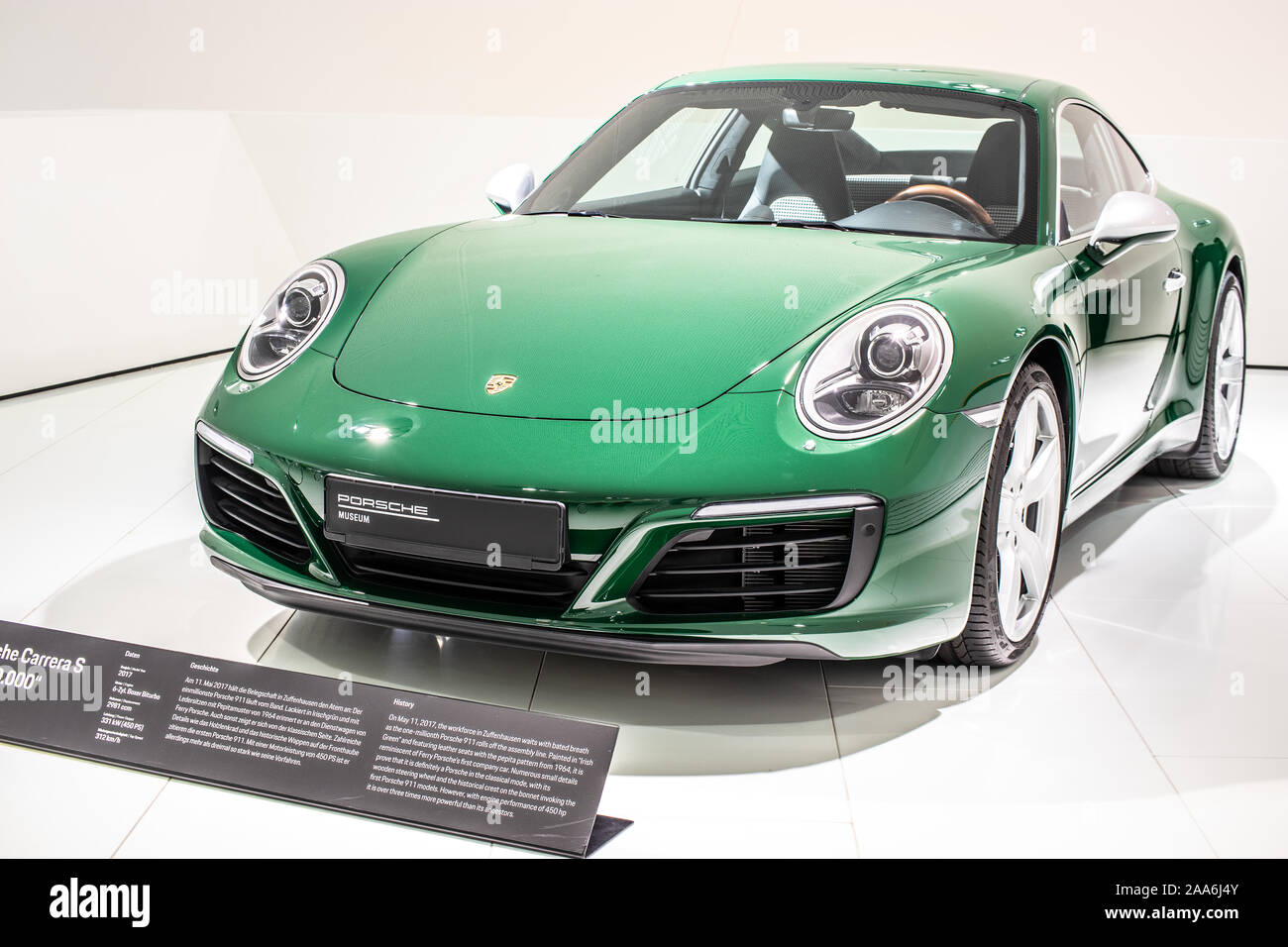 Stuttgart, Allemagne, nov 2019 vert irlandais Porsche 911 Carrera S 2017, Stuttgart Musée Porsche, 991 Series, 7ème génération, supercar construite par Porsche Banque D'Images