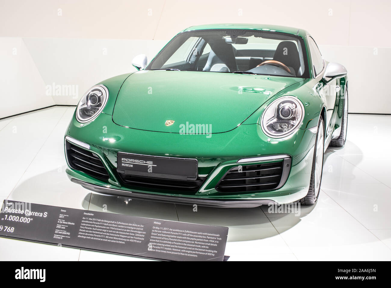 Stuttgart, Allemagne, nov 2019 vert irlandais Porsche 911 Carrera S 2017, Stuttgart Musée Porsche, 991 Series, 7ème génération, supercar construite par Porsche Banque D'Images