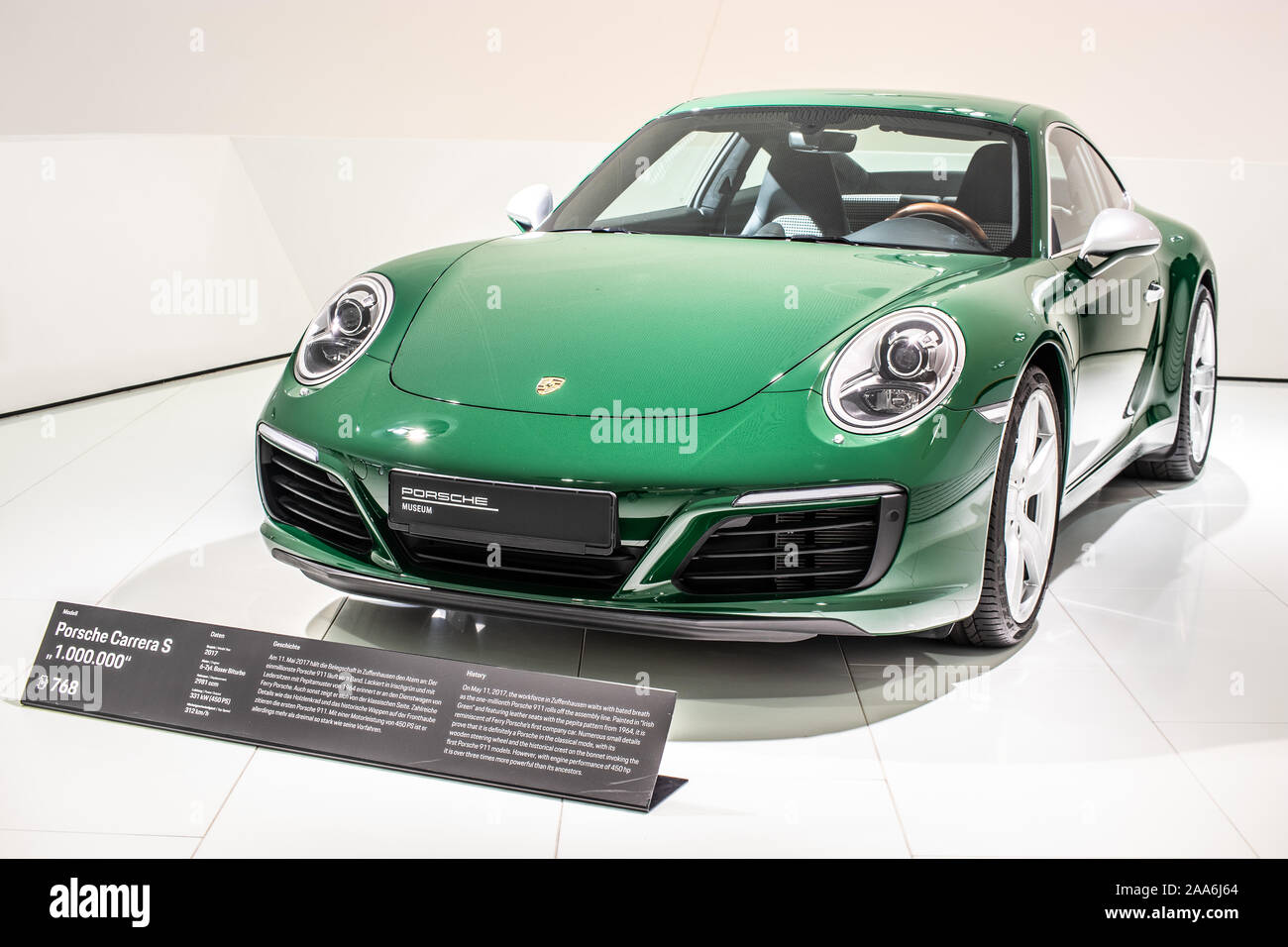 Stuttgart, Allemagne, nov 2019 vert irlandais Porsche 911 Carrera S 2017, Stuttgart Musée Porsche, 991 Series, 7ème génération, supercar construite par Porsche Banque D'Images