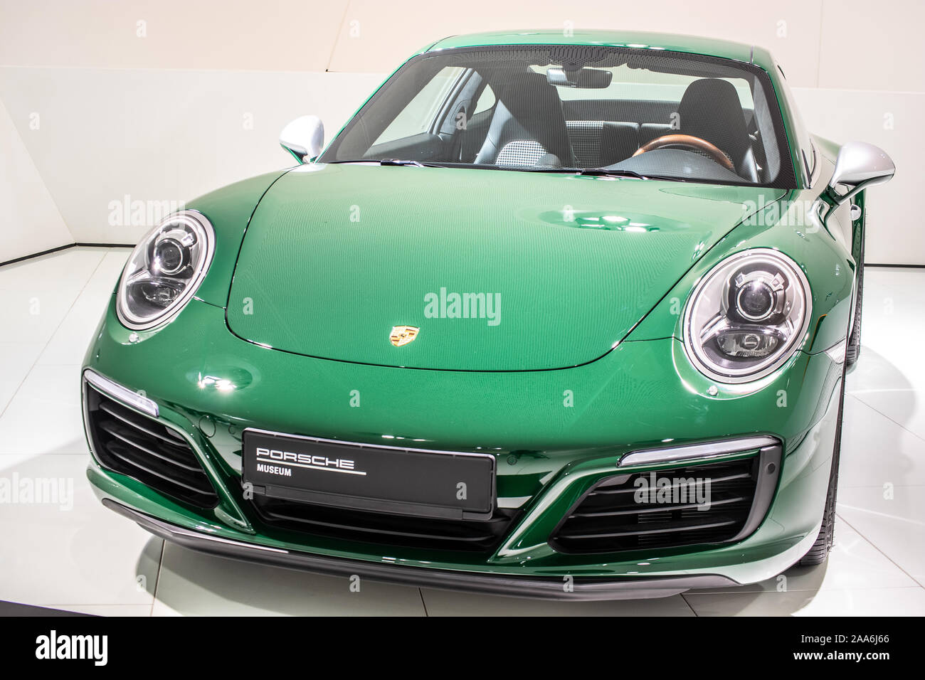 Stuttgart, Allemagne, nov 2019 vert irlandais Porsche 911 Carrera S 2017, Stuttgart Musée Porsche, 991 Series, 7ème génération, supercar construite par Porsche Banque D'Images