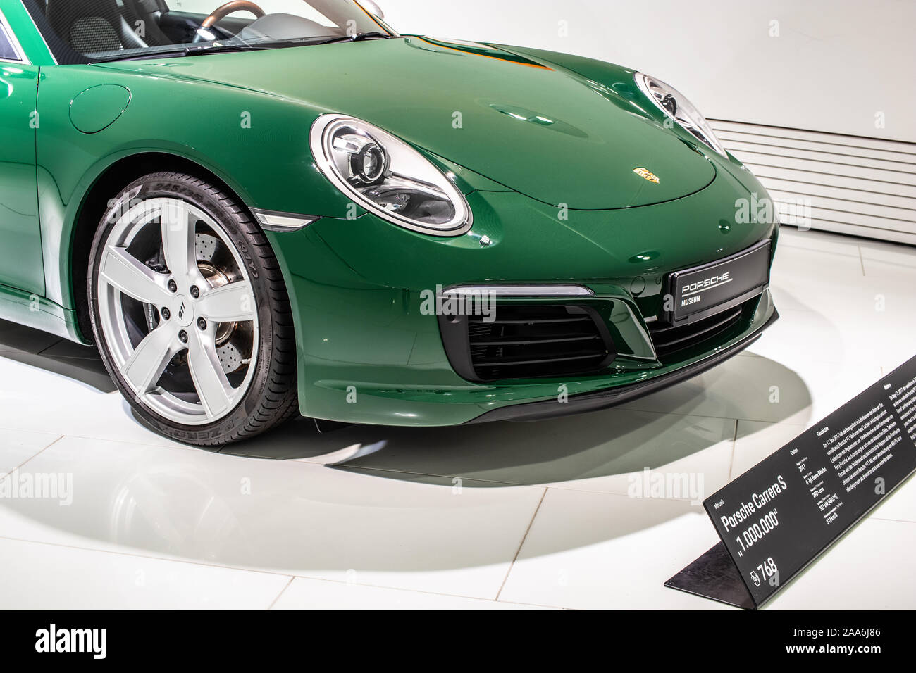 Stuttgart, Allemagne, nov 2019 vert irlandais Porsche 911 Carrera S 2017, Stuttgart Musée Porsche, 991 Series, 7ème génération, supercar construite par Porsche Banque D'Images