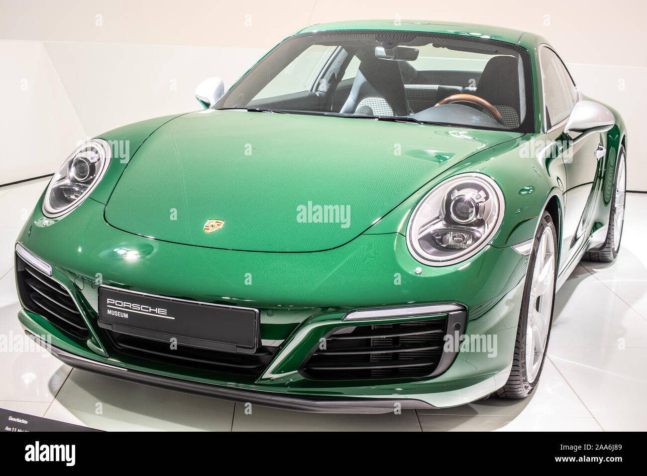 Stuttgart, Allemagne, nov 2019 vert irlandais Porsche 911 Carrera S 2017, Stuttgart Musée Porsche, 991 Series, 7ème génération, supercar construite par Porsche Banque D'Images