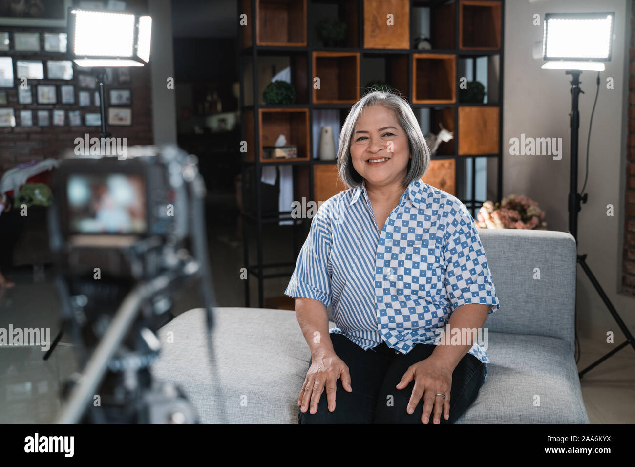 Les femmes entrepreneurs confiants vlog d'enregistrement Banque D'Images