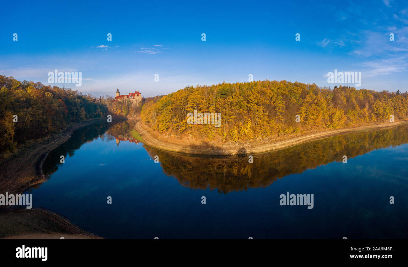 Vue panoramique sur château Czocha, Pologne. Photographie de drones. Banque D'Images