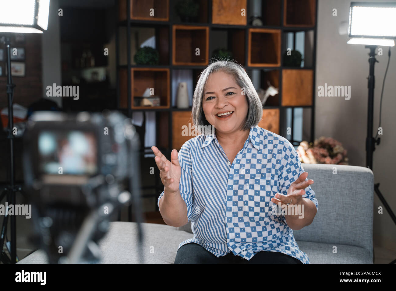 Les femmes entrepreneurs confiants vlog d'enregistrement Banque D'Images