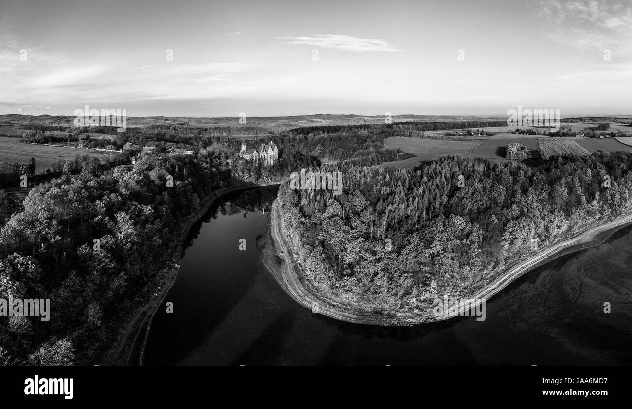 Vue panoramique sur château Czocha, Pologne. Photographie de drones. Banque D'Images Vue panoramique sur château Czocha, Pologne. Photographie de drones. Banque D'Images