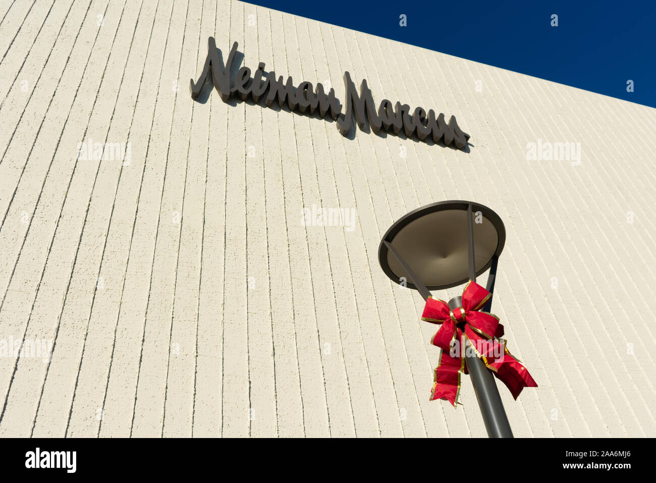 Maison de vacances de Noël sur bow street light. Magasin de luxe Neiman Marcus. - Palo Alto, CA, USA - Novembre 2019 Banque D'Images