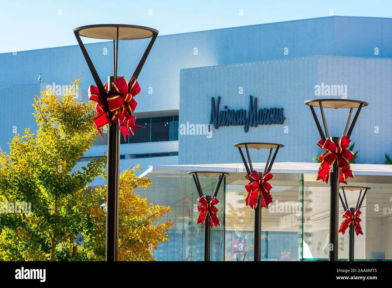 Vacances de Noël arcs sur des lampadaires, arbres aux couleurs de l'automne jaune incroyable Neiman Marcus luxury department store - Palo Alto, CA, USA - Novembre 2019 Banque D'Images