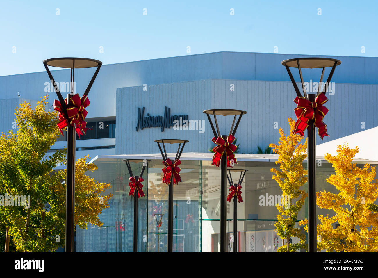Vacances de Noël arcs sur des lampadaires, arbres aux couleurs de l'automne jaune incroyable Neiman Marcus luxury department store - Palo Alto, CA, USA - Novembre 2019 Banque D'Images