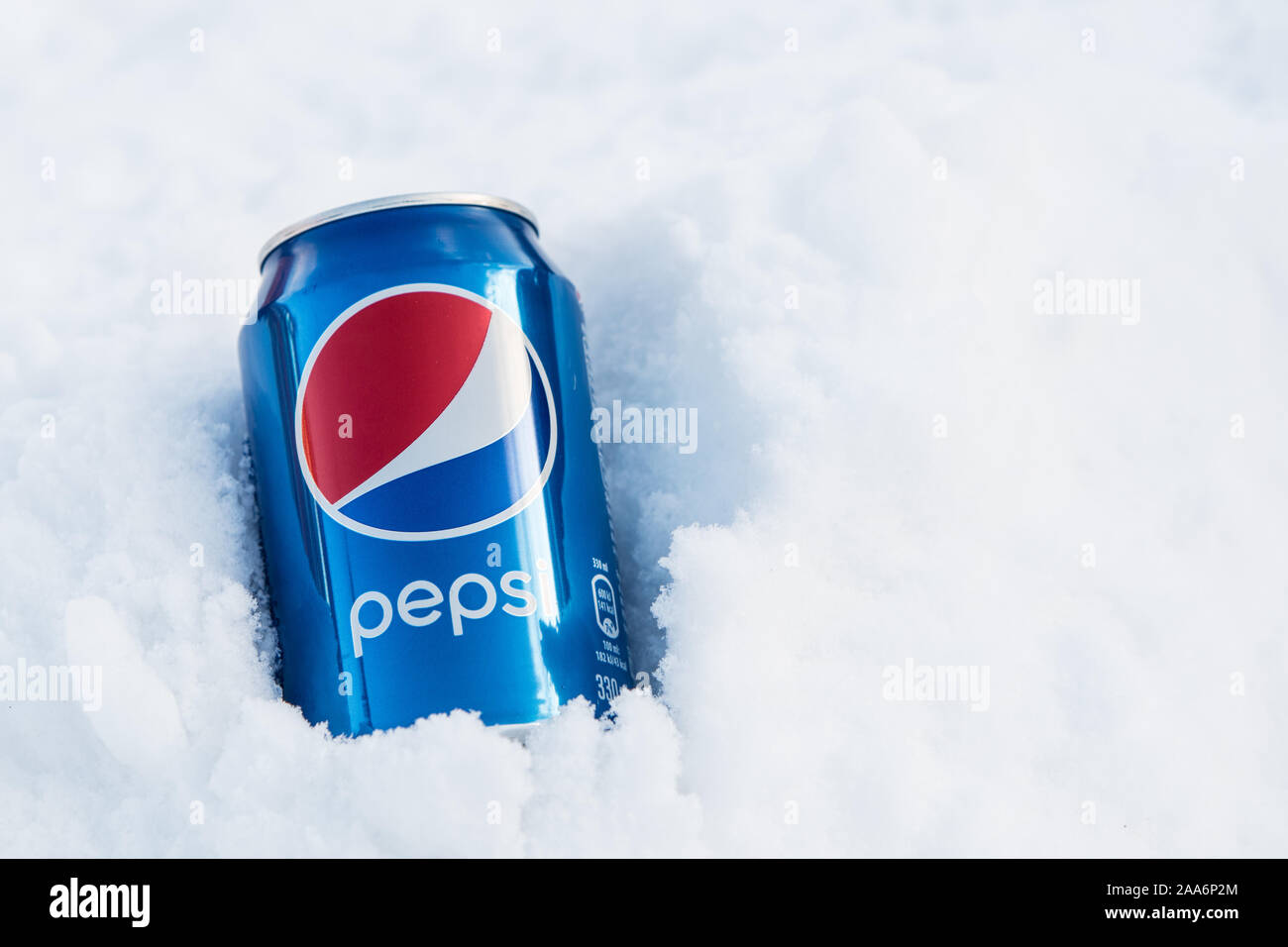 Pepsi can est une boisson gazeuse produite par PepsiCo. Créé en 1893, l'hiver, la neige en arrière-plan Banque D'Images