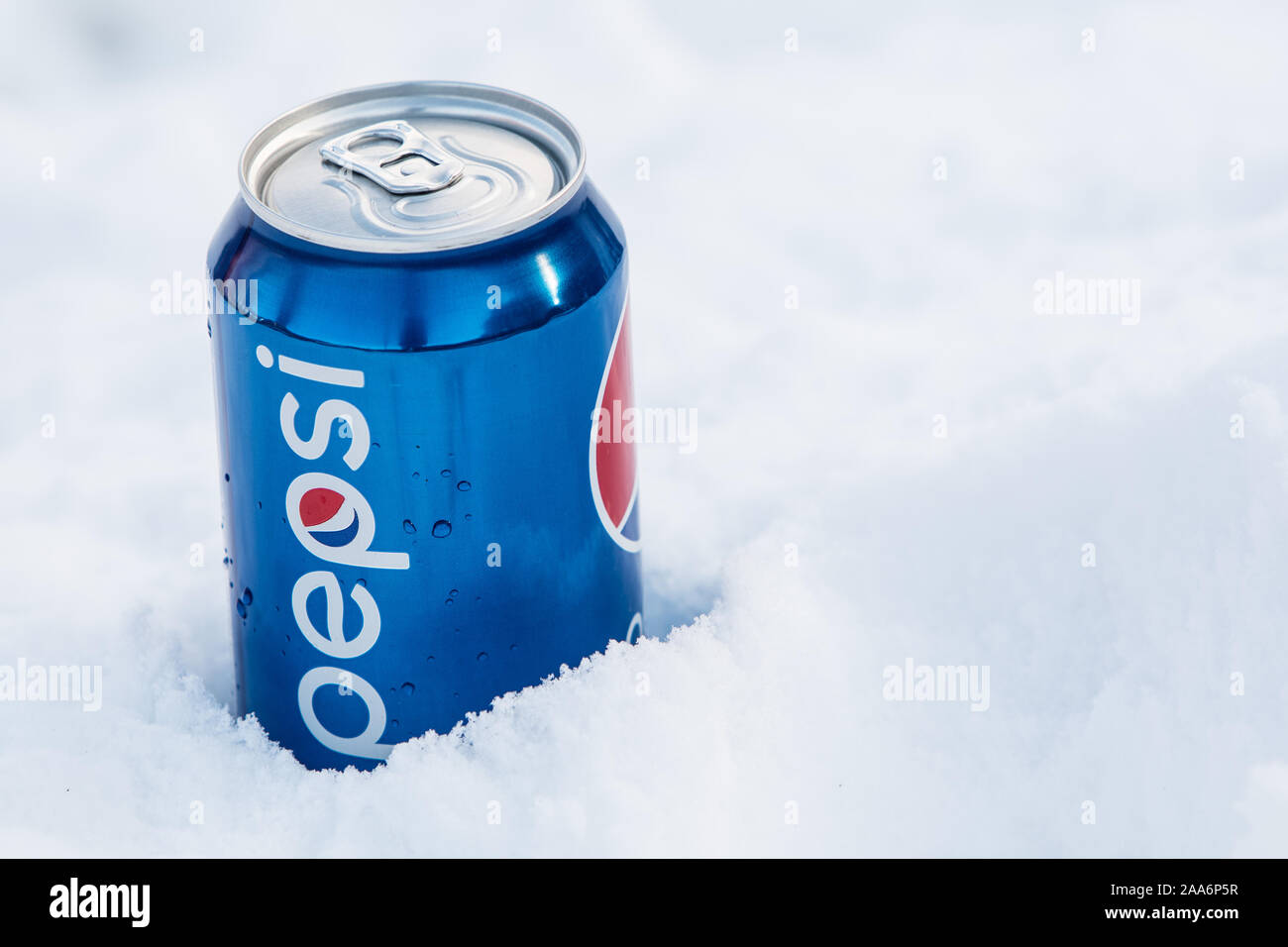 Pepsi can est une boisson gazeuse produite par PepsiCo. Créé en 1893, l'hiver, la neige en arrière-plan Banque D'Images