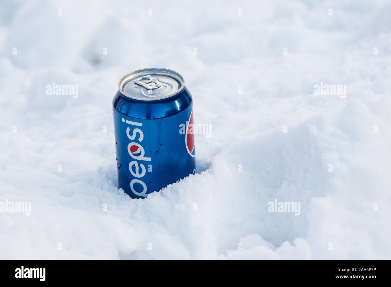Pepsi can est une boisson gazeuse produite par PepsiCo. Créé en 1893, l'hiver, la neige en arrière-plan Banque D'Images
