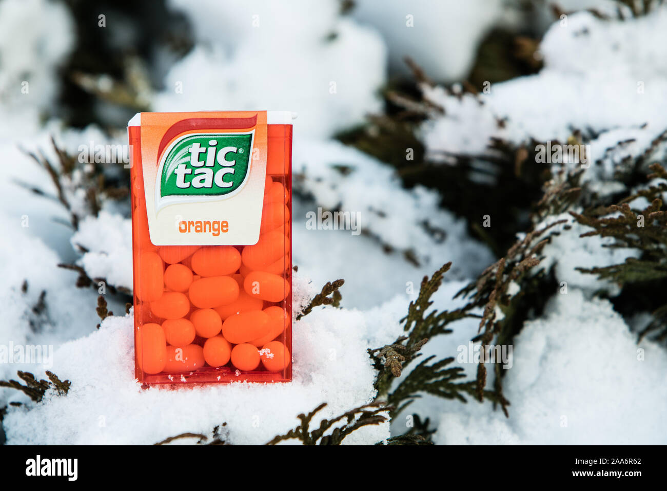 TIC TAC Menthe verte/orange mix utilisé pour rafraîchir la bouche, souffle de refroidissement et dégage une odeur agréable . TicTac marque de petit, disque à la menthe, par Ferrero Banque D'Images