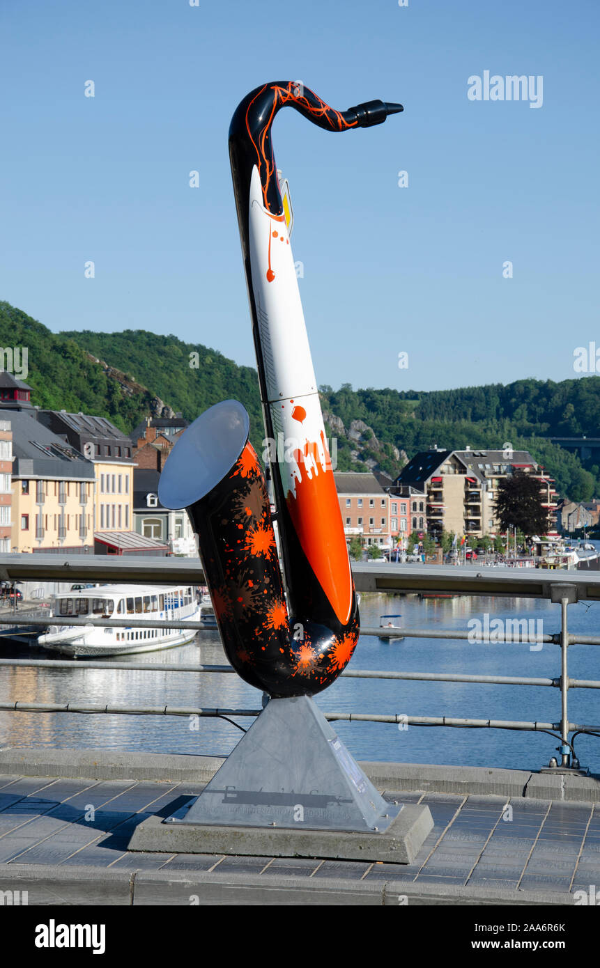 Sculpture Saxophone orne le pont sur la Meuse, le Pont Charles de Gaulle, Dinant, Belgique, Europe Banque D'Images