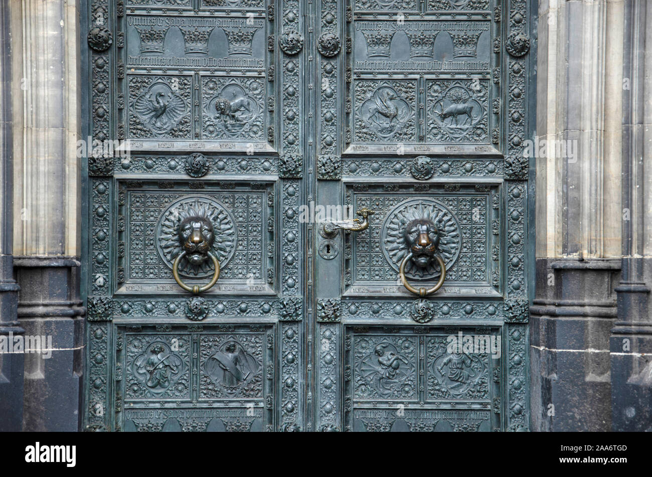 Les détails de la sculpture sur la porte principale de la cathédrale, Cologne, Rhénanie du Nord-Westphalie, Allemagne, Europe Banque D'Images