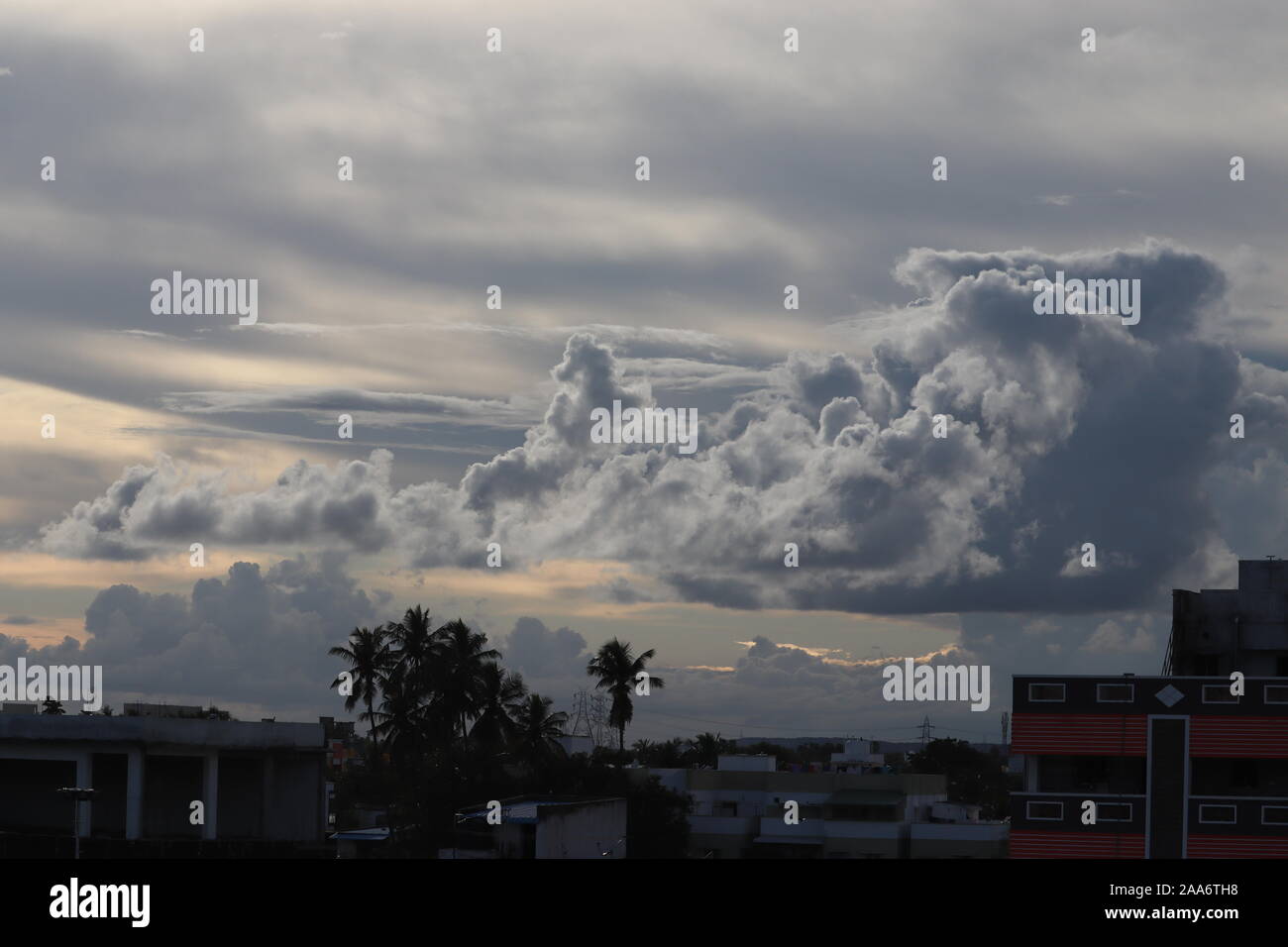 Les nuages d'orage en soirée en couleur au coucher du soleil Banque D'Images