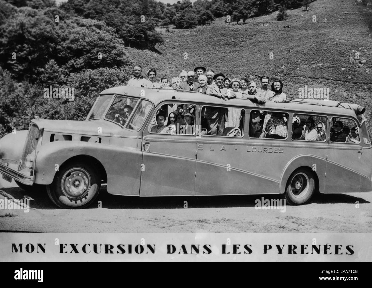 Les pèlerins sur le chemin de Lourdes (France) au début des années 50 Banque D'Images