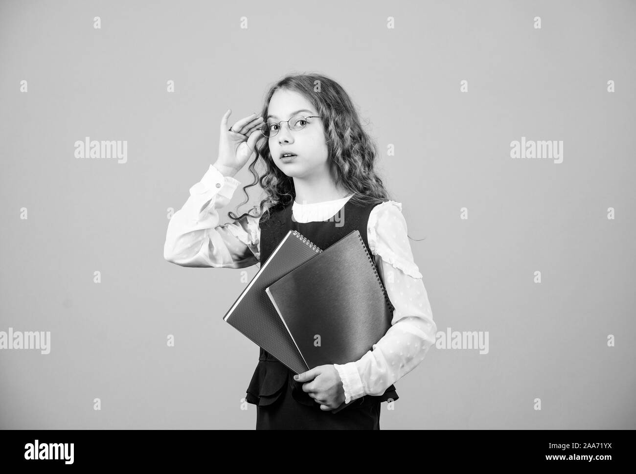 Vérifier les connaissances. Examen final à venir. Dossier test manuel fille tenir. Examen scolaire concept. Se préparer à l'examen. La préparation d'examens dans la bibliothèque. Petit enfant usure formelle. L'éducation formelle et de homeschooling. Banque D'Images