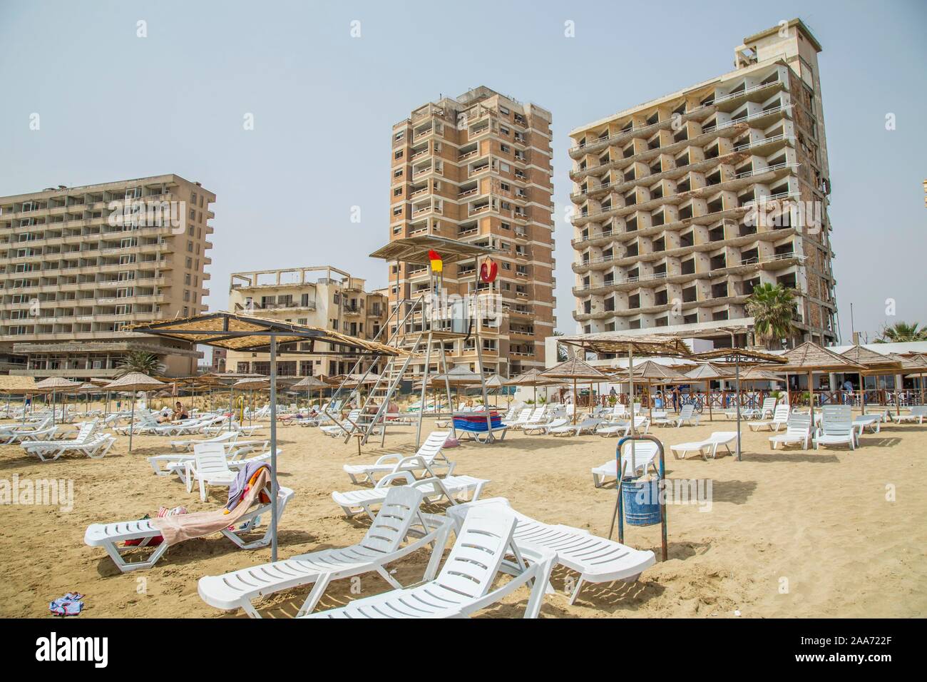 Ruines de l'hôtel sur la plage, ville fantôme Varosha près de Famagouste, dans le nord de Chypre, Chypre Banque D'Images