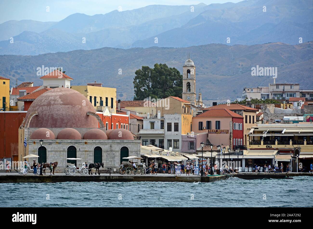 Mosquée turque, port vénitien avec la vieille ville, La Canée, Crète, Grèce Banque D'Images