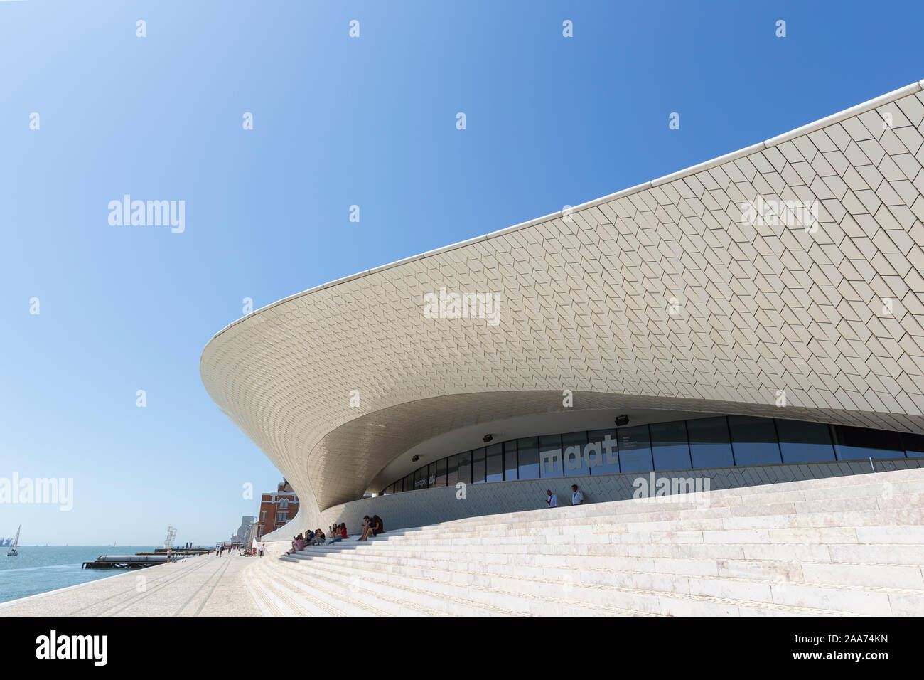 L'avant du Musée d'art, d'architecture et de la technologie (MAAT) avec le Tage par le côté dans le district de Belém à Lisbonne, Portugal. Banque D'Images