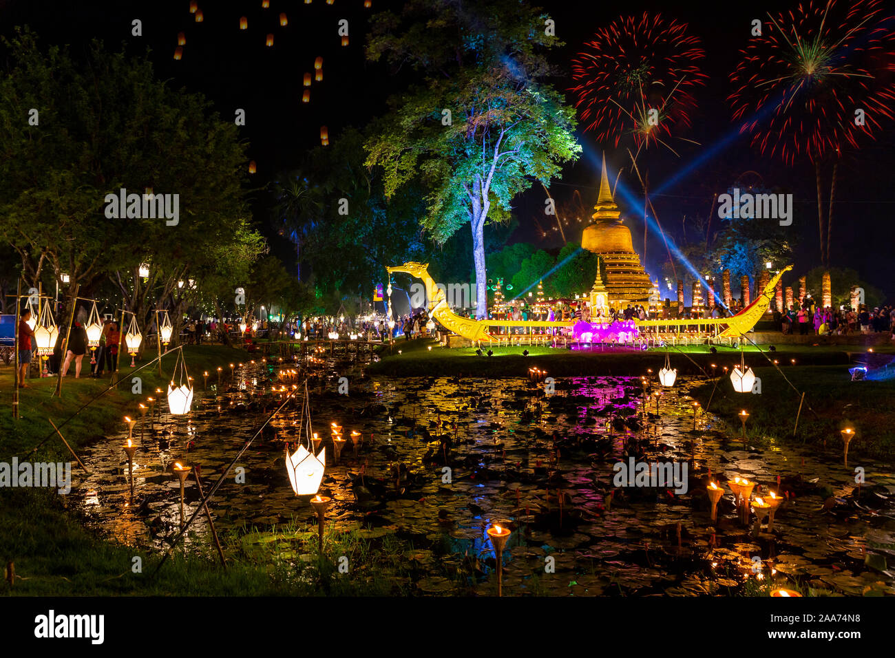 Belle réflexion d'artifice sur Pagode Festival Loy Krathong Sukhothai Thaïlande Ville historique incroyable. Colorés, ville. Banque D'Images
