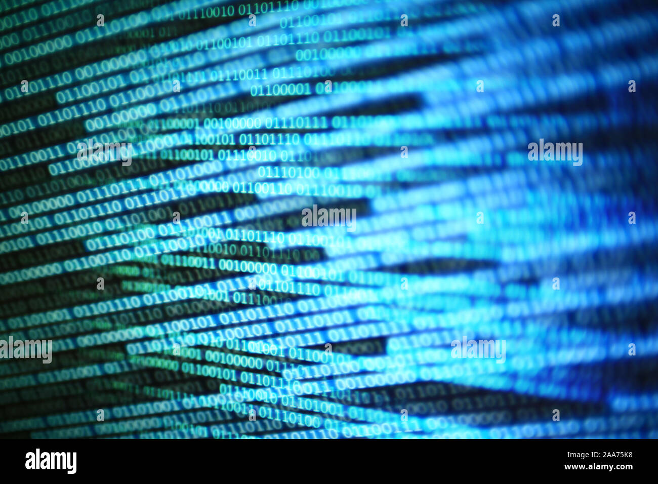 Prise en code binaire. de l'information sur l'écran de l'ordinateur écran. Lumière LED texte numéro un et zéro. blur bokeh l blanc bleu flou artistique Banque D'Images