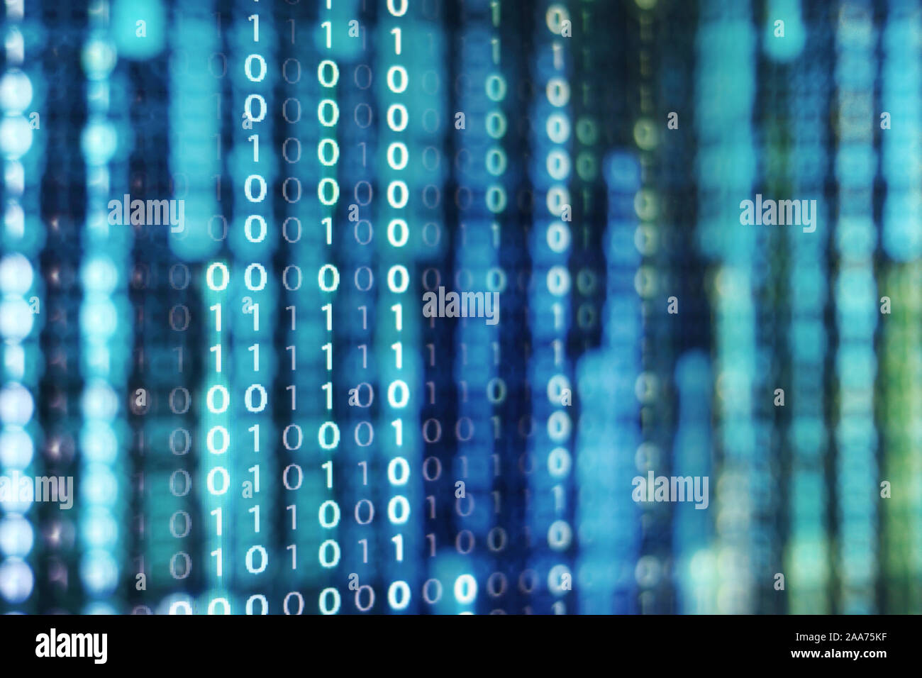 Prise en code binaire. de l'information sur l'écran de l'ordinateur écran. Lumière LED texte numéro un et zéro. blur bokeh l blanc bleu flou artistique Banque D'Images