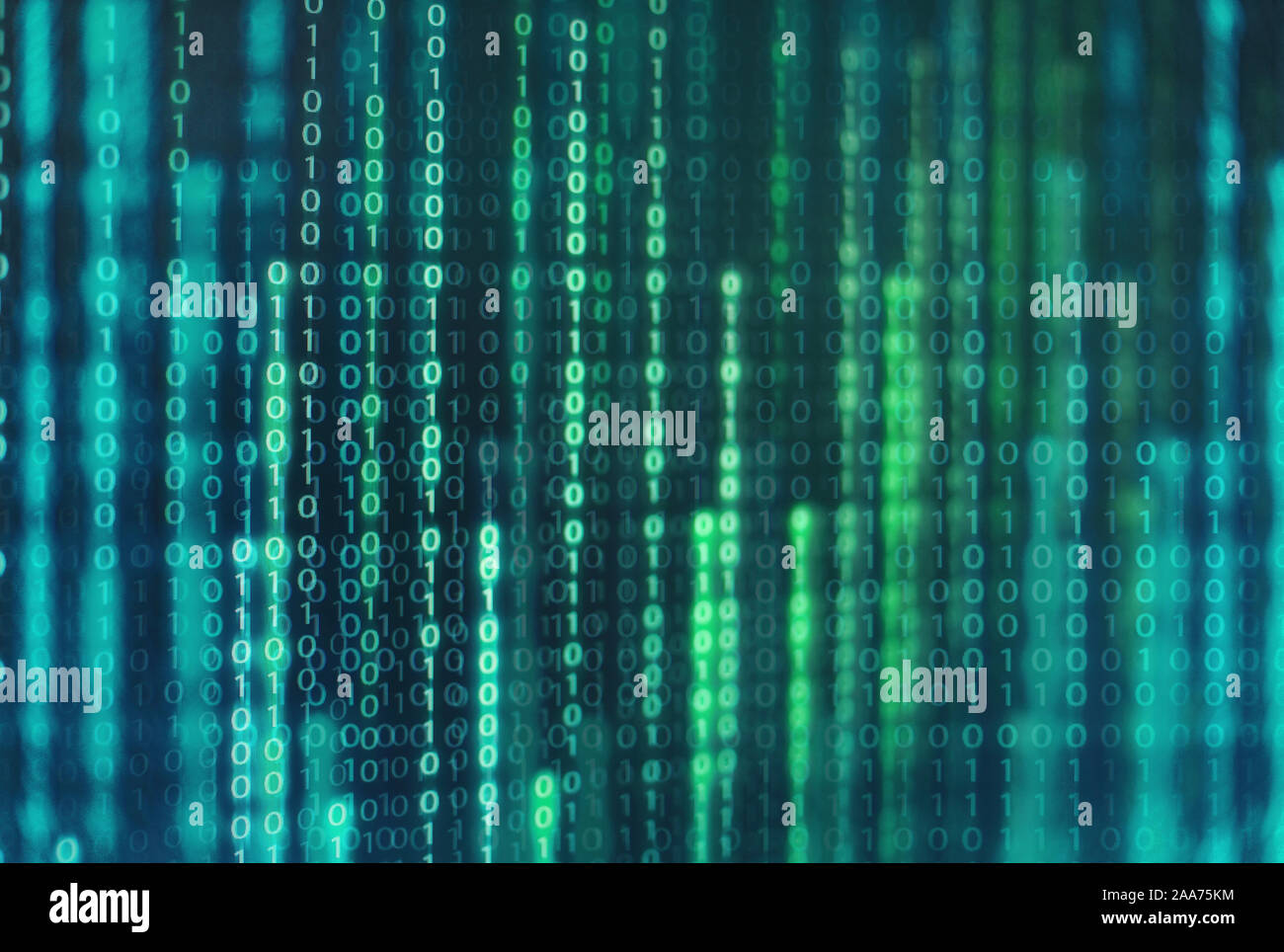 Prise en code binaire. de l'information sur l'écran de l'ordinateur écran. Lumière LED texte numéro un et zéro. blur bokeh l blanc bleu flou artistique Banque D'Images