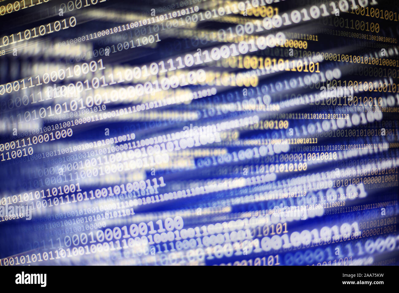 Prise en code binaire. de l'information sur l'écran de l'ordinateur écran. Lumière LED texte numéro un et zéro. blur bokeh l blanc bleu flou artistique Banque D'Images