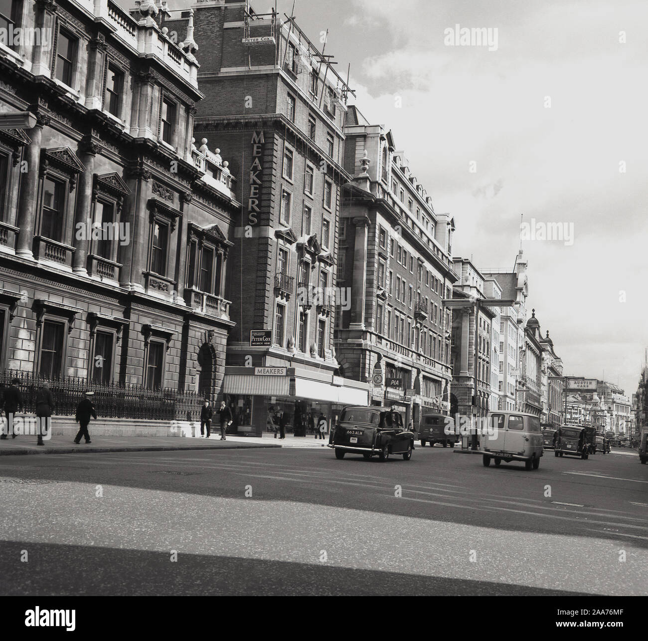 Années 1960, historique, une vue en direction de Piccadilly Piccadilly Circus montrant un panneau pour voitures Austin, Londres, Angleterre, Royaume-Uni. Banque D'Images