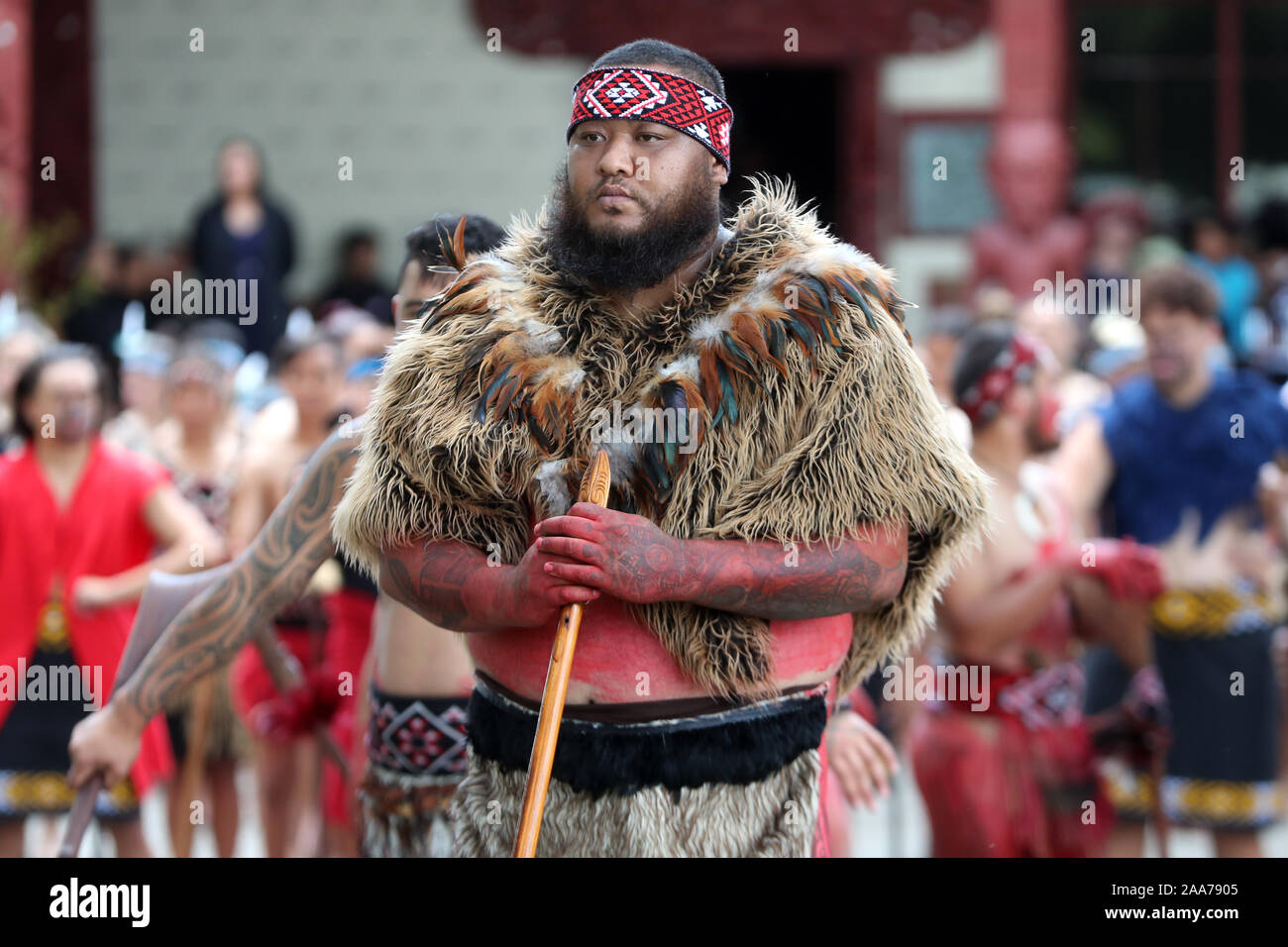 Les participants pour le Powhiri, une cérémonie de bienvenue Maori, attendre l'arrivée du Prince de Galles et la duchesse de Cornwall pour leur visite au site du Traité de Waitangi, la baie des îles, le quatrième jour de la visite royale de Nouvelle-Zélande. PA Photo. Photo date : mercredi 20 novembre, 2019. Voir histoire PA Charles ROYAL. Crédit photo doit se lire : Chris Jackson/PA Wire Banque D'Images