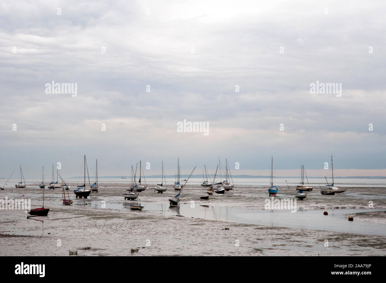 Bateaux sur l'Estran à marée basse à Leigh On Sea, Essex, UK Banque D'Images