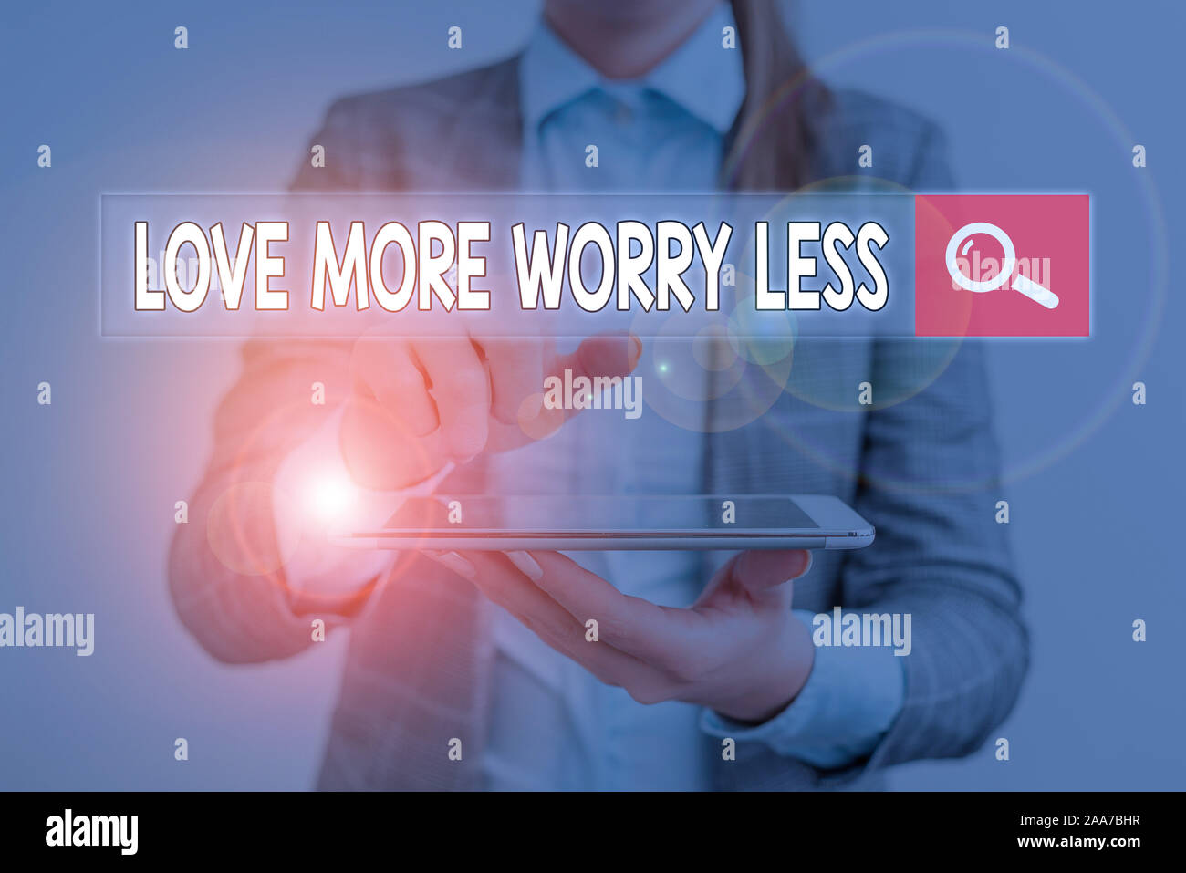 Texte de l'écriture Amour plus inquiéter moins. Photo conceptuelle ont une bonne attitude motivation se rendre aimable à profiter de la vie Banque D'Images