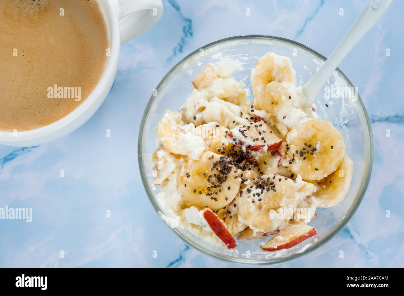 Dans un bol de fromage cottage sur fond blanc Banque D'Images