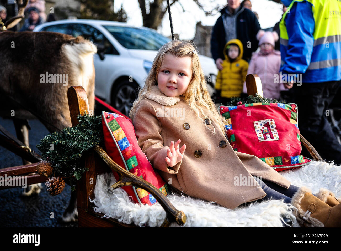 Stirling, Royaume-Uni. 17 novembre, 2019. Clara-Louise agitant au peuple durant la parade.Stirling est sorti pour commencer la période des fêtes de Noël avec leur lumière tournez sur l'événement, c'est un événement annuel qui a lieu le 17 novembre. Conseil Stirling organiser un concours pour voir qui sera chanceux et s'asseoir à côté de Santa pour la parade et d'avoir l'honneur de faire le commutateur. Cette année a vu Clara-Louise Hamill et sa famille d'avoir l'honneur. Credit : SOPA/Alamy Images Limited Live News Banque D'Images