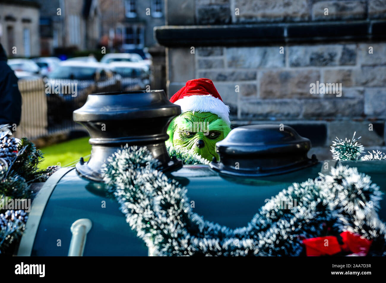 Stirling, Royaume-Uni. 17 novembre, 2019. Le Grincheux se cacher derrière le train qui mène la parade.Stirling est sorti pour commencer la période des fêtes de Noël avec leur lumière tournez sur l'événement, c'est un événement annuel qui a lieu le 17 novembre. Conseil Stirling organiser un concours pour voir qui sera chanceux et s'asseoir à côté de Santa pour la parade et d'avoir l'honneur de faire le commutateur. Cette année a vu Clara-Louise Hamill et sa famille d'avoir l'honneur. Credit : SOPA/Alamy Images Limited Live News Banque D'Images