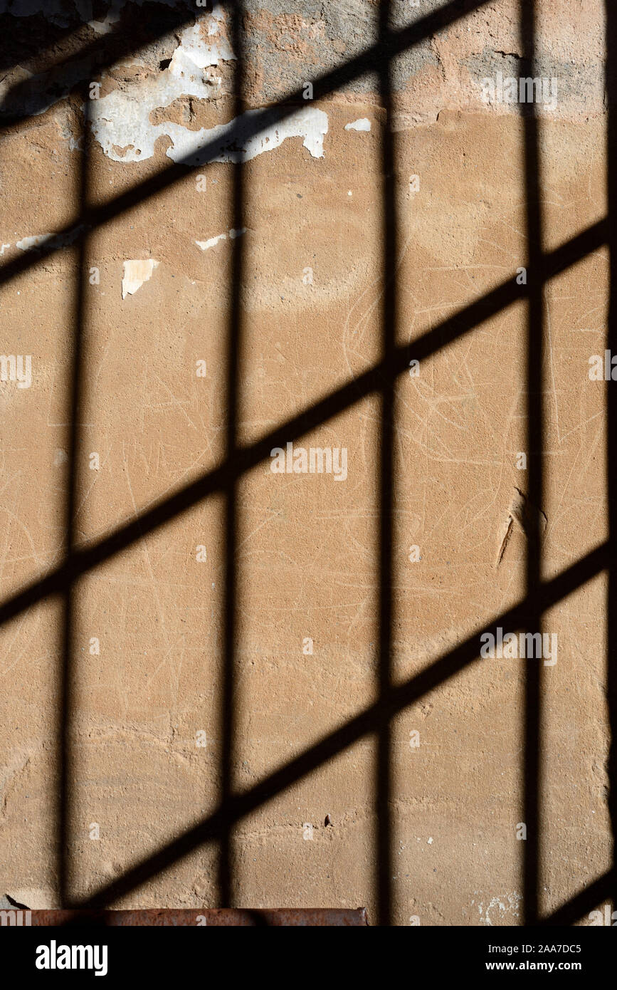 D OMBRE SUR vieux mur de barres de métal ou Iron-Barred dans Windows ou ancienne Prison Prison Cell Banque D'Images
