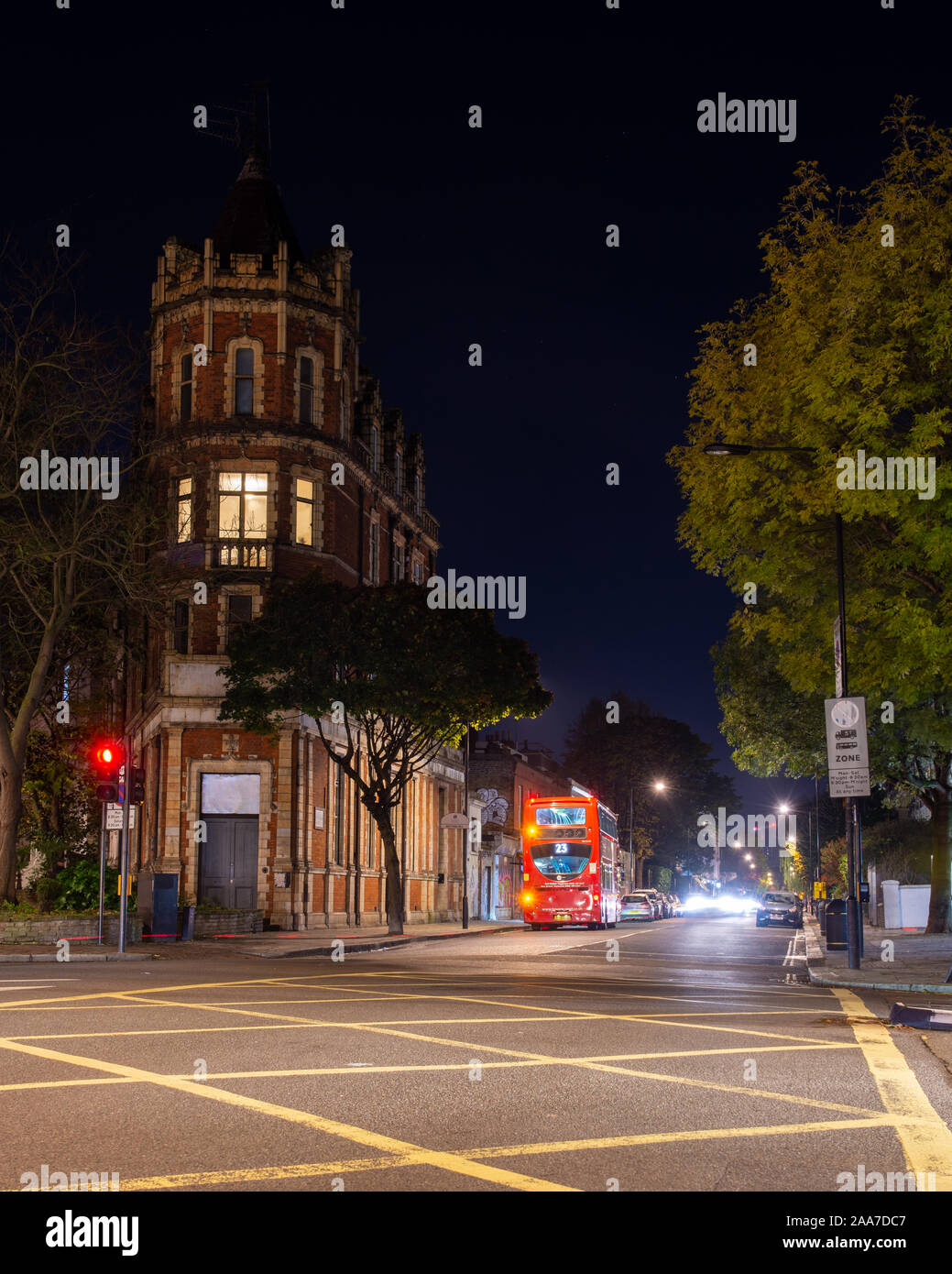 Londres, Angleterre, Royaume-Uni - 7 novembre, 2019 : Un double-decker bus de Londres et d'autres types de trafic se déplace le long de Westbourne Grove dans le quartier de Notting Hill Banque D'Images