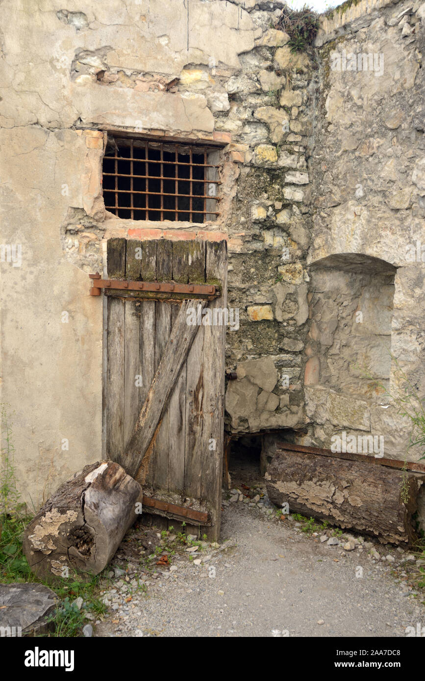 Ancienne Prison Cell permet de verrouillage des prisonniers allemands pendant la Seconde Guerre mondiale dans la citadelle, Château Fort à Entrevaux France Banque D'Images