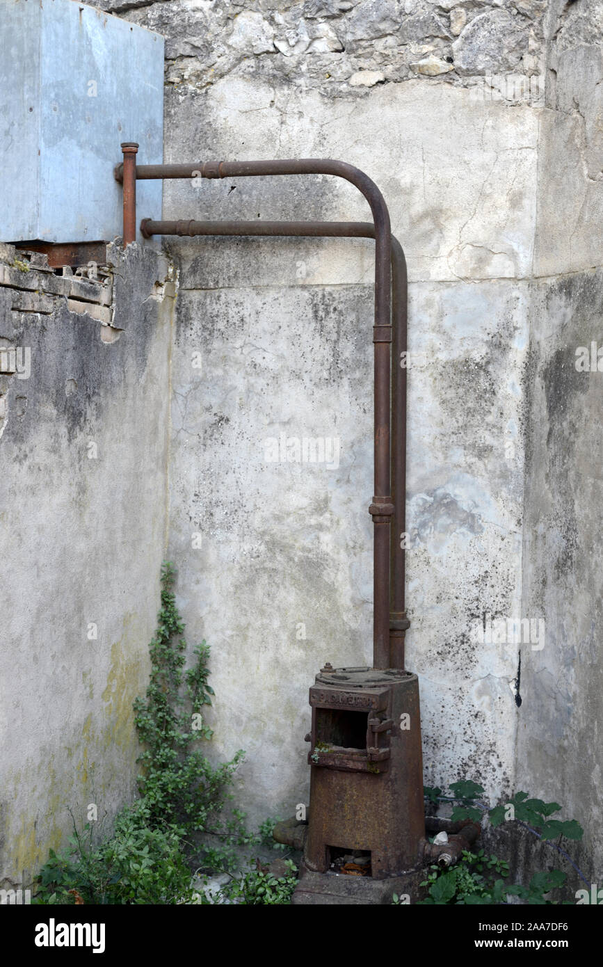 Old Rusty Poêle à bois ou poêle à bois Banque D'Images